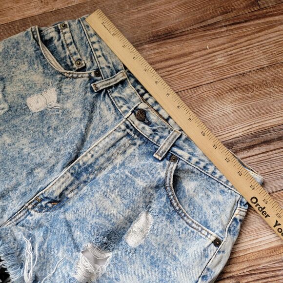 Vintage Levis Womens Size 16 Acid Washed Distressed Shorts Blue Denim Made USA - Picture 7 of 10